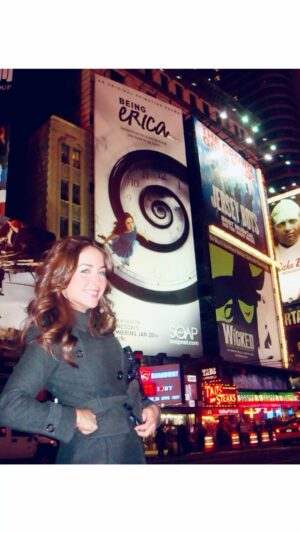 Erin Karpluk Instagram - Friday flashback #beingerica #timessquare 🗽🗽🗽

Such.a.fun.trip.
#newyork #billboard #filmandtelevision #erinkarpluk #actor #fridayflashback