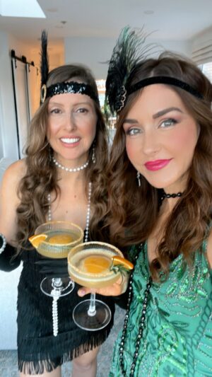 Erin Karpluk Instagram - HYDRATING HALLOWEEN MOCKTAIL 🍸🎃🍾 

This drink is spooktacular to make! It’s refreshing, hydrating, elegant & tastes witch’in! 

You’ll need:
2.3 cups of fresh squeezed orange juice
1/2 lemon or the juice from 1 lemon
1/4 tsp Himalayan pink salt
1 cup filtered water

1. Blend together all your ingredients. Strain if you don’t want any pulp
2. Transfer to an ice mold and freeze for at least 4 hours or overnight.
3. Add your ice to a glass and top with sparking water or Kombucha.
4. Garnish with an orange slice and some rosemary & enjoy!

#soberliving #mocktails #erinkarpluk #halloween