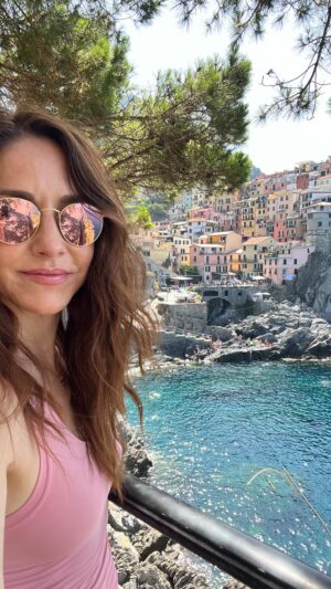 Erin Karpluk Instagram - #cinqueterre ☀️🌸🍋

#fbf #italy #travel #getoutside #adventure #erinkarpluk #bucketlist