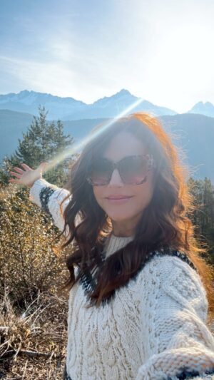 Erin Karpluk Instagram - Escape to the mountains 🏔️🏔️🏔️

#pemberton #britishcolumbia #autumn #getoutside #fall #erinkarpluk #roadtrip #seatosky #crisp #sweaterweather #rangerover #freahair