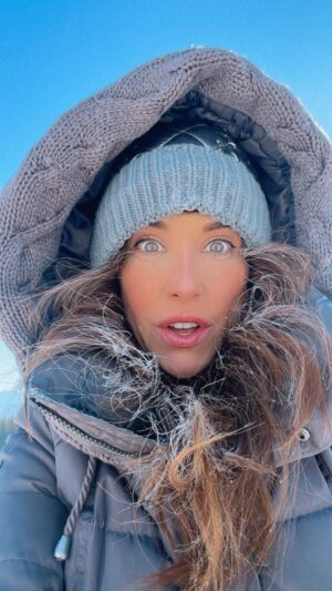 Erin Karpluk Instagram - Boiling water evaporates in polar vortex, pretty cool (badum tsst). Jasper got rocked by -48C with windchill temps 🥶 Currently at a balmy -13C 😎.

#myjasper #VentureBeyond #instafreeze #polarvortex #jaspernationalpark #getoutside #erinkarpluk #alberta #canada  #pyramidmountain #winterfun