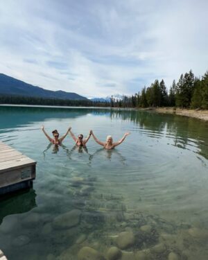 Erin Karpluk Instagram - 🌸Thank-you Spring🌸 👙Helloooo Summer👙
#spring #oilers #rockymountains #actor #thisandthat