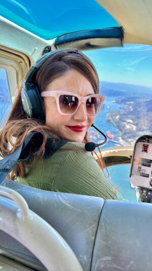Erin Karpluk Instagram - 🚁🚁🚁

#helicopter #vancouver #adventure #bluesky #spring #fly #britishcolumbia #coalharbour