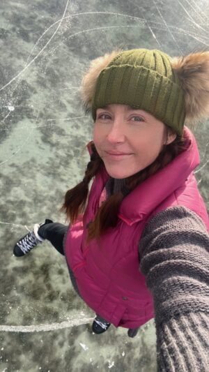 Erin Karpluk Instagram - ⛸️⛸️⛸️

The one cool thing about no snow …

#candianrockies #getoutside #skating #wintersport #albertagirl #erinkarpluk #jaspernationalpark #lakelife #bluesky #frozenlake