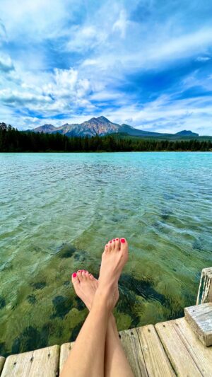 Erin Karpluk Instagram - Summer in the Mountains 🥾⛰🛶#lastdayofsummer #rockies #alberta #lakelife #getoutside #hike #paddleboarding #elk