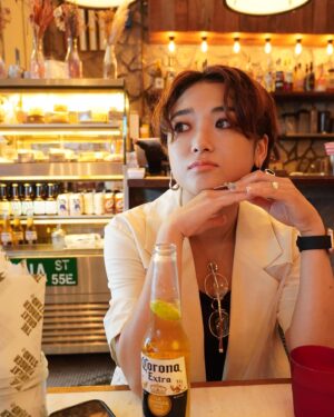 Erina Mizuno Instagram - 昼から飲むって幸せ笑笑
す、すみません。失礼致します😍❤️✨減量中にチートとして食べるジャンクフードは神の美味さでした。笑笑

#dayoff #休み #休みの日の過ごし方 #身体に悪いものは美味しい #人生たのしんだもん勝ち