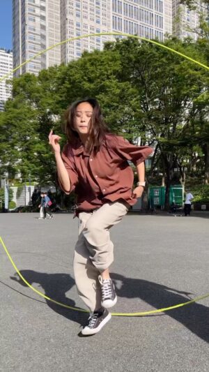 Erina Mizuno Instagram - Double Dutch ☀️
Song:Dripping @3house_ 
Turner: @dd.k_ta @iwanessinsane 
Jumper: @elina_mizuno 
Camera @ksy_flydiggerz 
#幸せな時間 #いやまじで #どんな現場やねんパート2  #感謝です #doubledutch  #dance #freerope #3house #drippin