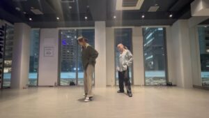 Erina Mizuno Instagram - 君に夢中 @kuma_power 前半
次はどの宇多田さんの曲をやろうか…名曲多すぎます😆❤️✨
Choreo by @elina_mizuno 
Danced with @yuuna__pyon 
シャツ色違いなのやばい🤣✨
#君に夢中 #宇多田ヒカル #dancer #choreograpy #elinamizuno