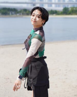 Erina Mizuno Instagram - 夏だね☀️😆最近メンズライクな格好多かったけど女性らしさもだしていきたいよね🫣❤️でもね
腕上げたら服の右脇に穴が開いてるの気づいて気不味くなったよ❤️笑笑
帰って自分で縫ったよ笑笑

#summer #elinamizuno #ldhjapan #actress 
#styling #fashionista #fashion #dancer