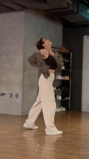 Erina Mizuno Instagram - Workshop with @tsuji.takuya 
@elina_mizuno Solo ver.
Song:Addicted to you @kuma_power 
#dance #choreography #addictedtoyou #宇多田ヒカル