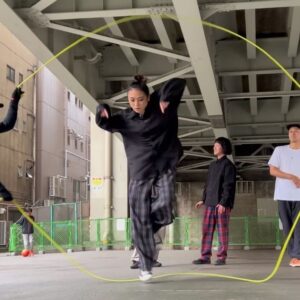 Erina Mizuno Instagram - こちらは練習記録😆✨
連続投稿失礼仕る…🤣
キャッチーなのも大事だけど
ダンスで自分の大事にしてるところを少しずつダッチでも出していくのが目標なり🔥
最近の練習は、新しいことに挑戦する分、引っかかりまくって、出来なくてくっそイライラするけど🤣結果楽しい…🔥

#doubledutch #freerope #dance #dancer #elinamizuno