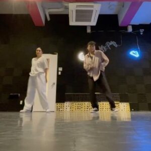 Erina Mizuno Instagram - たまにはこういうのもたのすぅぃぃ❤️❤️！！
4 Ever /Lil Mo
Choreo by @elina_mizuno @rino_kurihara 
2個目は私の家族でありチームのDoshin での！
10分でお互いのフリ覚えて速攻撮ったやつだから甘いところもあるけど💦楽しすぎたから載せちゃう❤️‍🔥