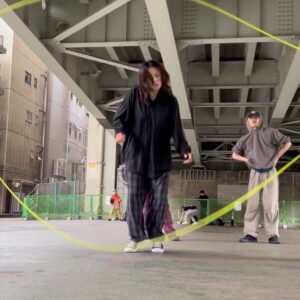 Erina Mizuno Instagram - こちらは練習記録😆✨
連続投稿失礼仕る…🤣
キャッチーなのも大事だけど
ダンスで自分の大事にしてるところを少しずつダッチでも出していくのが目標なり🔥
最近の練習は、新しいことに挑戦する分、引っかかりまくって、出来なくてくっそイライラするけど🤣結果楽しい…🔥

#doubledutch #freerope #dance #dancer #elinamizuno