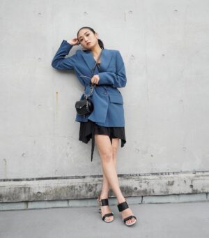 Erina Mizuno Instagram - ☀️☀️☀️
#styling #jacket #harness #harnessbag #eyewear #kearny #sandals #unitednude #zara #chloe #ravenblakk