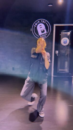Erina Mizuno Instagram - New class footage ❤️
Choreo @elina_mizuno 
Song:Over The Moon(feat.Sagiri sol)@viva0la @sagirisol 
@studio_jelaime 
#overthemoon #vivaola #sagirisol #dancer #choreography #elinamizuno #dance #jelaime