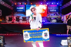 Erina Mizuno Instagram - Double Dutchの1on1 battleの日本一を決める大会であるDOUBLE DUTCH ONE'S FINAL2023 Women’s Section にて優勝することができました！！🏆✨本当に…本当に嬉しいです！！🔥
日本一…日本一かぁ…🫣

Double Dutchを初めて三年目。
前回のワンズで初めて先輩たちに「見るなら出なよ」と背中を押して頂き、勢いで70人近くいるサイファー予選にチャレンジ。
運良く予選はベスト4として通過、続くトーナメントでゆりなさんにコテンパンにやられて。そしてラストワンサイファーでは予選落ち🫣
悔しくて、とにかく悔しくて。笑笑
いつか絶対優勝してやると誓い、今シーズンにむけて、ただ楽しむ練習から勝つ為の練習に変わりました。
跳べば跳ぶほど、周りのダッチャー達がやってることの難しさを痛感して。これもできないあれもできないって焦りまくって笑
そりゃそうでしょ…皆んな本気でずっと向き合ってんだ。私のちょっとやそっとの練習で勝てるわけない。じゃあそれ以上に練習しようと。仕事終わりだろーが、疲れていようが誘って頂いた練習には絶対参加してたし、自分に余裕があれば凝縮ながら声を掛けさせて頂いてとにかく練習しました。

６回あった予選では、仕事の都合で３回のみ参加。結果は準優勝、ベスト4、そして初めての優勝を経て、 3位通過でファイナリストとして出場することができました。嬉しかったけど、それもいつもギリギリでした。
終わったあとに先輩にどっちが勝ってもおかしくなかったって散々言われて、わかってるよっ！！！💢だから練習してるんじゃん！！ってちょっとイライラしたりして🤣

と同時に、本当に優しく心強いアドバイスを本当に沢山もらって…そのありがたいアドバイスを一つ一つ丁寧に練習に活かす日々でした。

そして挑んだファイナル。正直全然間に合ってなかった。
でもそれでも、限界まで足掻いてやれる事はやりきってから来ました。
だからこそ悔しいけど…今の自分はダッチャーとしてのスキルだけでは勝てないとわかってた。でも勝ちたい。じゃあどうする？私！

今までのダンサーと女優としての私の経験とスキルの、全てを賭けて戦うと決めました。それも私のプライドであり自信が持てるスキルなのだから。

ギリギリの勝負が何度もあった。
JUDGEの誰か一人でも相手方に旗をあげていたら負けていた。その理由もひしひしと痛感しながら、勝ち上がっていきました。
だから、今回の優勝はめっちゃ嬉しい気持ちと、悔しい気持ちで心がざわついてます。

やっぱり本当は、もっとDouble Dutchプレイヤーとしてのスキルで圧倒したい。
まだまだだ。このままじゃ終われない。って事で私はまた練習し続けます！！
そして確固たるスキル積み上げて、また一年後必ずこの舞台に帰ってきます。

最後にジャッジしてくださった皆様。DJの皆様。一緒に戦ったファイナリストの皆様。最強最高ターナーの皆様。応援に駆けつけてくれた皆様。運営の皆様。そして今まで一緒に練習してくれた先輩や仲間達…本当に本当にありがとうございました！

ダッチャーElina Mizuno はこれからも大好きで大好きすぎるDouble Dutchで戦っていきます！！これからも何卒宜しくお願い致します！！

Double Dutch player/Dancer/Actress 
Elina Mizuno 
水野絵梨奈

Photo 
© Kazuki Murata, YUSF
@kazuki_murata_ 
@shungiku_jp 

#doubledutchones 
#ddones 
#doubledutch 
#jumprope 
#street 
#jump 
#アーバンスポーツ 
#ストリートスポーツ 
#yokohama 
#横浜赤レンガ倉庫 
#yusf 
#yokohamaurbansportsfestival2023 
#水野絵梨奈 
#elinamizuno 
#ldhjapan