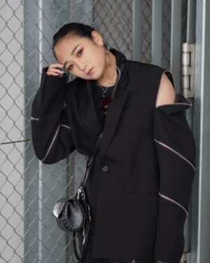 Erina Mizuno Instagram - 久しぶりにファッション❤️
最近暑くなったり寒さ戻ってきたり…天気がメンヘラで困っちゃうぜ。
#fashion #styling #blackcode #jacket #eyewear #harness #bag
