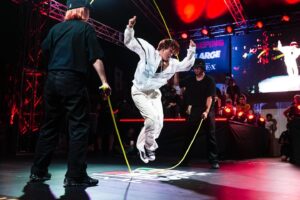 Erina Mizuno Instagram - Double Dutchの1on1 battleの日本一を決める大会であるDOUBLE DUTCH ONE'S FINAL2023 Women’s Section にて優勝することができました！！🏆✨本当に…本当に嬉しいです！！🔥
日本一…日本一かぁ…🫣

Double Dutchを初めて三年目。
前回のワンズで初めて先輩たちに「見るなら出なよ」と背中を押して頂き、勢いで70人近くいるサイファー予選にチャレンジ。
運良く予選はベスト4として通過、続くトーナメントでゆりなさんにコテンパンにやられて。そしてラストワンサイファーでは予選落ち🫣
悔しくて、とにかく悔しくて。笑笑
いつか絶対優勝してやると誓い、今シーズンにむけて、ただ楽しむ練習から勝つ為の練習に変わりました。
跳べば跳ぶほど、周りのダッチャー達がやってることの難しさを痛感して。これもできないあれもできないって焦りまくって笑
そりゃそうでしょ…皆んな本気でずっと向き合ってんだ。私のちょっとやそっとの練習で勝てるわけない。じゃあそれ以上に練習しようと。仕事終わりだろーが、疲れていようが誘って頂いた練習には絶対参加してたし、自分に余裕があれば凝縮ながら声を掛けさせて頂いてとにかく練習しました。

６回あった予選では、仕事の都合で３回のみ参加。結果は準優勝、ベスト4、そして初めての優勝を経て、 3位通過でファイナリストとして出場することができました。嬉しかったけど、それもいつもギリギリでした。
終わったあとに先輩にどっちが勝ってもおかしくなかったって散々言われて、わかってるよっ！！！💢だから練習してるんじゃん！！ってちょっとイライラしたりして🤣

と同時に、本当に優しく心強いアドバイスを本当に沢山もらって…そのありがたいアドバイスを一つ一つ丁寧に練習に活かす日々でした。

そして挑んだファイナル。正直全然間に合ってなかった。
でもそれでも、限界まで足掻いてやれる事はやりきってから来ました。
だからこそ悔しいけど…今の自分はダッチャーとしてのスキルだけでは勝てないとわかってた。でも勝ちたい。じゃあどうする？私！

今までのダンサーと女優としての私の経験とスキルの、全てを賭けて戦うと決めました。それも私のプライドであり自信が持てるスキルなのだから。

ギリギリの勝負が何度もあった。
JUDGEの誰か一人でも相手方に旗をあげていたら負けていた。その理由もひしひしと痛感しながら、勝ち上がっていきました。
だから、今回の優勝はめっちゃ嬉しい気持ちと、悔しい気持ちで心がざわついてます。

やっぱり本当は、もっとDouble Dutchプレイヤーとしてのスキルで圧倒したい。
まだまだだ。このままじゃ終われない。って事で私はまた練習し続けます！！
そして確固たるスキル積み上げて、また一年後必ずこの舞台に帰ってきます。

最後にジャッジしてくださった皆様。DJの皆様。一緒に戦ったファイナリストの皆様。最強最高ターナーの皆様。応援に駆けつけてくれた皆様。運営の皆様。そして今まで一緒に練習してくれた先輩や仲間達…本当に本当にありがとうございました！

ダッチャーElina Mizuno はこれからも大好きで大好きすぎるDouble Dutchで戦っていきます！！これからも何卒宜しくお願い致します！！

Double Dutch player/Dancer/Actress 
Elina Mizuno 
水野絵梨奈

Photo 
© Kazuki Murata, YUSF
@kazuki_murata_ 
@shungiku_jp 

#doubledutchones 
#ddones 
#doubledutch 
#jumprope 
#street 
#jump 
#アーバンスポーツ 
#ストリートスポーツ 
#yokohama 
#横浜赤レンガ倉庫 
#yusf 
#yokohamaurbansportsfestival2023 
#水野絵梨奈 
#elinamizuno 
#ldhjapan