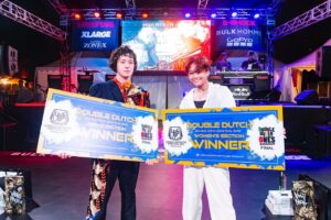 Erina Mizuno Instagram - Double Dutchの1on1 battleの日本一を決める大会であるDOUBLE DUTCH ONE'S FINAL2023 Women’s Section にて優勝することができました！！🏆✨本当に…本当に嬉しいです！！🔥
日本一…日本一かぁ…🫣

Double Dutchを初めて三年目。
前回のワンズで初めて先輩たちに「見るなら出なよ」と背中を押して頂き、勢いで70人近くいるサイファー予選にチャレンジ。
運良く予選はベスト4として通過、続くトーナメントでゆりなさんにコテンパンにやられて。そしてラストワンサイファーでは予選落ち🫣
悔しくて、とにかく悔しくて。笑笑
いつか絶対優勝してやると誓い、今シーズンにむけて、ただ楽しむ練習から勝つ為の練習に変わりました。
跳べば跳ぶほど、周りのダッチャー達がやってることの難しさを痛感して。これもできないあれもできないって焦りまくって笑
そりゃそうでしょ…皆んな本気でずっと向き合ってんだ。私のちょっとやそっとの練習で勝てるわけない。じゃあそれ以上に練習しようと。仕事終わりだろーが、疲れていようが誘って頂いた練習には絶対参加してたし、自分に余裕があれば凝縮ながら声を掛けさせて頂いてとにかく練習しました。

６回あった予選では、仕事の都合で３回のみ参加。結果は準優勝、ベスト4、そして初めての優勝を経て、 3位通過でファイナリストとして出場することができました。嬉しかったけど、それもいつもギリギリでした。
終わったあとに先輩にどっちが勝ってもおかしくなかったって散々言われて、わかってるよっ！！！💢だから練習してるんじゃん！！ってちょっとイライラしたりして🤣

と同時に、本当に優しく心強いアドバイスを本当に沢山もらって…そのありがたいアドバイスを一つ一つ丁寧に練習に活かす日々でした。

そして挑んだファイナル。正直全然間に合ってなかった。
でもそれでも、限界まで足掻いてやれる事はやりきってから来ました。
だからこそ悔しいけど…今の自分はダッチャーとしてのスキルだけでは勝てないとわかってた。でも勝ちたい。じゃあどうする？私！

今までのダンサーと女優としての私の経験とスキルの、全てを賭けて戦うと決めました。それも私のプライドであり自信が持てるスキルなのだから。

ギリギリの勝負が何度もあった。
JUDGEの誰か一人でも相手方に旗をあげていたら負けていた。その理由もひしひしと痛感しながら、勝ち上がっていきました。
だから、今回の優勝はめっちゃ嬉しい気持ちと、悔しい気持ちで心がざわついてます。

やっぱり本当は、もっとDouble Dutchプレイヤーとしてのスキルで圧倒したい。
まだまだだ。このままじゃ終われない。って事で私はまた練習し続けます！！
そして確固たるスキル積み上げて、また一年後必ずこの舞台に帰ってきます。

最後にジャッジしてくださった皆様。DJの皆様。一緒に戦ったファイナリストの皆様。最強最高ターナーの皆様。応援に駆けつけてくれた皆様。運営の皆様。そして今まで一緒に練習してくれた先輩や仲間達…本当に本当にありがとうございました！

ダッチャーElina Mizuno はこれからも大好きで大好きすぎるDouble Dutchで戦っていきます！！これからも何卒宜しくお願い致します！！

Double Dutch player/Dancer/Actress 
Elina Mizuno 
水野絵梨奈

Photo 
© Kazuki Murata, YUSF
@kazuki_murata_ 
@shungiku_jp 

#doubledutchones 
#ddones 
#doubledutch 
#jumprope 
#street 
#jump 
#アーバンスポーツ 
#ストリートスポーツ 
#yokohama 
#横浜赤レンガ倉庫 
#yusf 
#yokohamaurbansportsfestival2023 
#水野絵梨奈 
#elinamizuno 
#ldhjapan