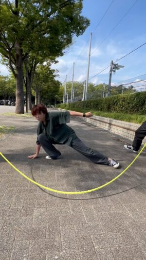 Erina Mizuno Instagram - まだまだ夏やね😎✨
Summer time (feat.KENYA) @kahoh_official @kenya_fujita_bc 
#doubledutch #dance #elinamizuno #kenyafujita #kahoh #summertime