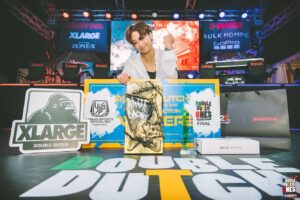 Erina Mizuno Instagram - Double Dutchの1on1 battleの日本一を決める大会であるDOUBLE DUTCH ONE'S FINAL2023 Women’s Section にて優勝することができました！！🏆✨本当に…本当に嬉しいです！！🔥
日本一…日本一かぁ…🫣

Double Dutchを初めて三年目。
前回のワンズで初めて先輩たちに「見るなら出なよ」と背中を押して頂き、勢いで70人近くいるサイファー予選にチャレンジ。
運良く予選はベスト4として通過、続くトーナメントでゆりなさんにコテンパンにやられて。そしてラストワンサイファーでは予選落ち🫣
悔しくて、とにかく悔しくて。笑笑
いつか絶対優勝してやると誓い、今シーズンにむけて、ただ楽しむ練習から勝つ為の練習に変わりました。
跳べば跳ぶほど、周りのダッチャー達がやってることの難しさを痛感して。これもできないあれもできないって焦りまくって笑
そりゃそうでしょ…皆んな本気でずっと向き合ってんだ。私のちょっとやそっとの練習で勝てるわけない。じゃあそれ以上に練習しようと。仕事終わりだろーが、疲れていようが誘って頂いた練習には絶対参加してたし、自分に余裕があれば凝縮ながら声を掛けさせて頂いてとにかく練習しました。

６回あった予選では、仕事の都合で３回のみ参加。結果は準優勝、ベスト4、そして初めての優勝を経て、 3位通過でファイナリストとして出場することができました。嬉しかったけど、それもいつもギリギリでした。
終わったあとに先輩にどっちが勝ってもおかしくなかったって散々言われて、わかってるよっ！！！💢だから練習してるんじゃん！！ってちょっとイライラしたりして🤣

と同時に、本当に優しく心強いアドバイスを本当に沢山もらって…そのありがたいアドバイスを一つ一つ丁寧に練習に活かす日々でした。

そして挑んだファイナル。正直全然間に合ってなかった。
でもそれでも、限界まで足掻いてやれる事はやりきってから来ました。
だからこそ悔しいけど…今の自分はダッチャーとしてのスキルだけでは勝てないとわかってた。でも勝ちたい。じゃあどうする？私！

今までのダンサーと女優としての私の経験とスキルの、全てを賭けて戦うと決めました。それも私のプライドであり自信が持てるスキルなのだから。

ギリギリの勝負が何度もあった。
JUDGEの誰か一人でも相手方に旗をあげていたら負けていた。その理由もひしひしと痛感しながら、勝ち上がっていきました。
だから、今回の優勝はめっちゃ嬉しい気持ちと、悔しい気持ちで心がざわついてます。

やっぱり本当は、もっとDouble Dutchプレイヤーとしてのスキルで圧倒したい。
まだまだだ。このままじゃ終われない。って事で私はまた練習し続けます！！
そして確固たるスキル積み上げて、また一年後必ずこの舞台に帰ってきます。

最後にジャッジしてくださった皆様。DJの皆様。一緒に戦ったファイナリストの皆様。最強最高ターナーの皆様。応援に駆けつけてくれた皆様。運営の皆様。そして今まで一緒に練習してくれた先輩や仲間達…本当に本当にありがとうございました！

ダッチャーElina Mizuno はこれからも大好きで大好きすぎるDouble Dutchで戦っていきます！！これからも何卒宜しくお願い致します！！

Double Dutch player/Dancer/Actress 
Elina Mizuno 
水野絵梨奈

Photo 
© Kazuki Murata, YUSF
@kazuki_murata_ 
@shungiku_jp 

#doubledutchones 
#ddones 
#doubledutch 
#jumprope 
#street 
#jump 
#アーバンスポーツ 
#ストリートスポーツ 
#yokohama 
#横浜赤レンガ倉庫 
#yusf 
#yokohamaurbansportsfestival2023 
#水野絵梨奈 
#elinamizuno 
#ldhjapan