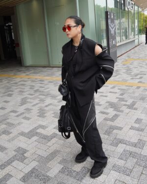 Erina Mizuno Instagram - 久しぶりにファッション❤️
最近暑くなったり寒さ戻ってきたり…天気がメンヘラで困っちゃうぜ。
#fashion #styling #blackcode #jacket #eyewear #harness #bag