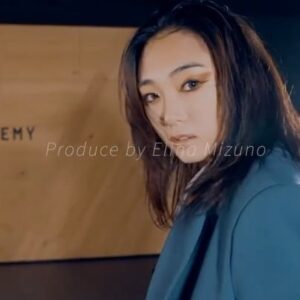 Erina Mizuno Instagram - Produce and direction by @elina_mizuno 
Cast:
@shiopenpen @___.hisa___ @moririn_._ @aoyama_maria @hal.0_0 @luna_1024___ @yumika_.0223 @eri__it91 @yumika_.0223 @yuuna__pyon 
from Elina Mizuno Crew
Film and chopped by @tsutomyamazaki 
Song: Superpower @sirup_insta 

Elina Crewの一つの節目としてVideo を撮りました。
Crewとして、ナンバーとは違う空気感で、責任とプライドを持ってリハーサルをして作品を作り、パフォーマンスをする…
イベントでクルーとしておどったり、有難いことに沢山ゲストとしても踊らさせて頂いたりしました。
初めてゲストとして踊る子も沢山いました。
その経験の積み重ねが、また新たに一歩を踏み出すきっかけになってくれればと…クルーが1番優先でなくていい、いくらでも踏み台にして欲しい！！
更にその先へ飛躍していってほしい！！！🔥
沢山の有難うをメンバーに送りたいです。
思い出沢山だなぁ…🥲❤️
全員参加出来なかったことが心残りですが、それぞれのメンバーが今後絶対活躍していくので現場で会えるし、また一緒に踊れるし、飲めるし寂しく…ないはず😭💦
皆んな大好きだ！！
そして今後ともこの素晴らしいメンバーの活躍に期待していてください！！

#elinamizuno #crew #dancer #mv #video #dance #choreograpy #sirup #superpower
