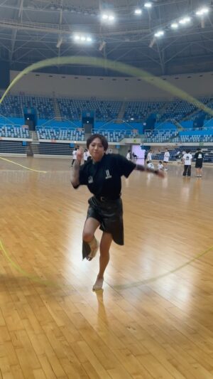 Erina Mizuno Instagram - One leg challenge in Korea 🇰🇷✨
How Sweet/ @newjeans_official 
Tuner @tatsuya_waffle @catlike_dutch 
Camera @kubo0310111 
#跳ぶの #我慢できなかった #ちゃんと安静にします 🙇
#injury #bonefracture #骨折ムーブ #骨折生活 #韓国 #korea #doubledutch #howsweet #newjeans #elinamizuno #水野絵梨奈 #ldhjapan