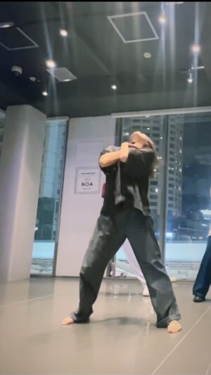 Erina Mizuno Instagram - New class footage ❤️‍🔥
Sweater Weather @ptxofficial 
Choreo by myself 
#dance #dancer #choreography #pentatonix #sweaterweather