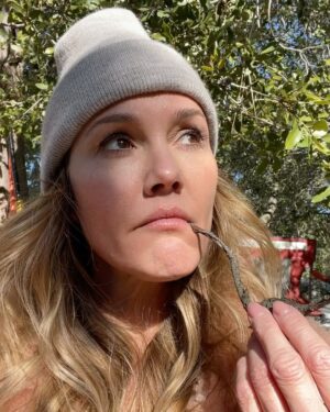 Erinn Hayes Instagram - Take me to the woods and I’ll solve all your murders.
