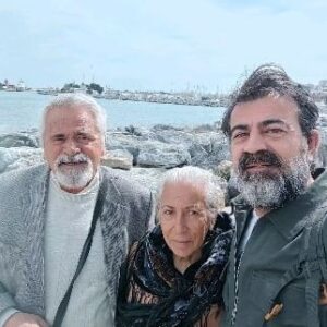 Erkan Bektaş Instagram - Ankara'dan anne, baba gelmiş. Hoşgelmişler...