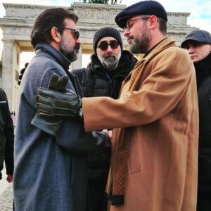 Erkan Bektaş Instagram - @sipahidizitv #almanya #berlin setten bir kare... 
Çok eski arkadaşım, gencliğimizden beri naifliğini kaybetmemiş @sinan_tuzcu1 ve yeni tanışıp, ilk kez çalıştığım, aynı naif insanlığa sahip yönetmenimiz @hakaninanresmi ... Prova anı...
@cnpfilmofficial 
@showtv
@orcunbenlee