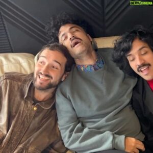 Erlend Øye Instagram - WHO BIT ME IN THE NIGHT? From the recording of Spider. I play guitar and sing lead vocals. Choir is made up up of @eldavidaguilar @undiegolorenzini @alex_ferreira and @claracebrian sings “i saw nothing, i heard nothing” ( and shot the video clip with the birdbush) . recorded by Fernando at @psicopsia studios. mastered by @jorgentraeen