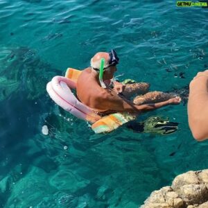 Erlend Øye Instagram - Signor Ceretto is a Siracusa legend. He has for years cultivated a relation with the fishes near his house, so that they now come everyday to get fed from him. He has made this piece of the Mediterranean his own ( public) aquarium. I cannot tell you the exact location, as overcrowding wont do the place any good, but if you ask around you will probably find it 🕵️‍♂️🐟🐠