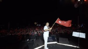Erol Evgin Instagram - Dün akşam 30 Ağustos Zafer Bayramımızın 101. yıldönümünü Kalamış Atatürk Park’ında büyük bir coşkuyla kutladık.
Sevgili Kadıköylüler, muhteşemdiniz 🇹🇷🇹🇷🇹🇷