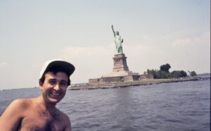 Erol Evgin Instagram - Bu resim bir şakayı anımsattı bana: 
Baba oğul yüzüyorlarmış. Çocuk: “Yoruldum baba” demiş. 
Baba: “Dayan oğlum, Amerika göründü” demiş! 🤣 #tbt