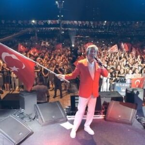Erol Evgin Instagram - 101 yıl önce 26 Ağustos’ta başlayan Büyük Taaruz sonucu Başkomutan Gazi Mustafa Kemal Paşa yönetimindeki Türk ordusunun İzmir’i düşman işgalinden kurtardığı gündür 9 Eylül… Kutlu olsun!..