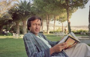 Erol Evgin Instagram - Yine 80’li yıllar…
Herhalde yine Ege’deyim.
Cekete ve ağaçların yapraklarına bakınca sanki mevsim sonbahar… #tbt