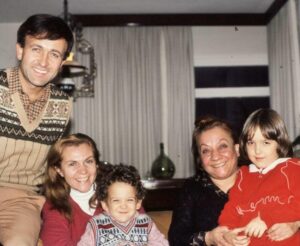 Erol Evgin Instagram - Yıllar öncesinden bir bayram hatırası… Murat, Nevra Serezli’nin, Elvan ise Adile Naşit’ın kucağında… Renkli ve neşeli bayramlar… #tbt
