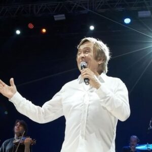 Erol Evgin Instagram - Çeşme Açıkhava Tiyatrosu konserimin finalinden… 
Sevgili İzmirli, Çeşmeli ve Egeli dostlar muhteşemdiniz…