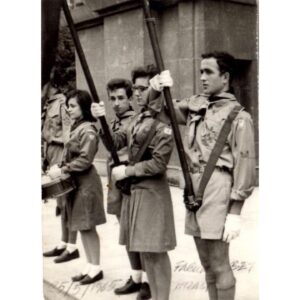Erol Evgin Instagram - Öğrencilik yıllarımda İstanbul Erkek Lisesi’nde Sakarya İzci Oymağında bayrağımızı gururla taşırdım. #tbt