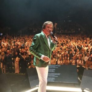 Erol Evgin Instagram - Maximum Uniq konserimin finalinden..
Sevgili İstanbullular, muhteşemdiniz ✨
.
.
.
📹 @e.ozanpehlivan