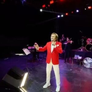Erol Evgin Instagram - Bursa Kültürpark Açıkhava Tiyatrosu konserimden..
Cumhuriyetimizin 100. yılına özel bestelediğim; sözleri Dr. Selma Çuhacı’ya, düzenlemesi Firuz İsmailov’a ait “100 Yılda Yüz Akıyla” adlı Marşımızı Bursalılarla tek yürek söyledik. 
Muhteşemsiniz💫