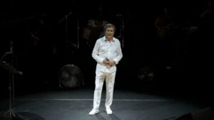 Erol Evgin Instagram - Altınoluk Amfi Tiyatro konserimden… Işıklar içinde uyu Sevgili Dostum Özkan Uğur✨