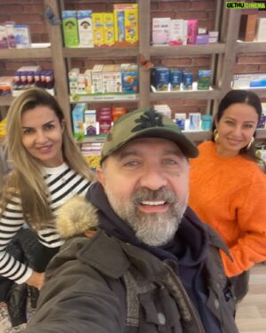 Ertuğrul Postoğlu Instagram - Sağlığımı bu iki güzel eczacıya borçluyum..