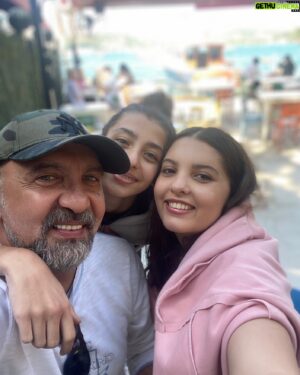Ertuğrul Postoğlu Instagram - Bana bu dünyada cenneti yaşatan kızlarım.BABA olmak hele kız babası olmak;dünyanın en büyük hazinesine sahip olmak gibi.Babalar günümüz kutlu olsun.. @oykupostoglu @zeynep_postoglu