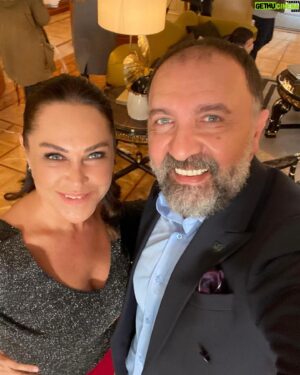 Ertuğrul Postoğlu Instagram - Nasıl başladı..Nasıl bitti..Birlikte çalıştığım beraber olduğum her andan keyif aldığım dost edindiğim kahvesini yudumladığım şemsiyesinde yağmurdan korunduğum ezberimde giyinmemde saçımda makyajımda ulaşımında yardım aldığım bu projeyi hayata geçiren anlam katan görünen görünmeyen güzel kalpli insanlar;Hepinize teşekkür ederim.Yollarımızın yine kesişeceğinden eminim.Şimdilik hoşçakalın.. @goldfilmyapim @masumiyetfox #sirmayanik #masumiyet