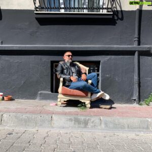 Ertuğrul Postoğlu Instagram - “Bu mahalle benden sorulur” pozu.. 😎😎😎 #balat  Mutlu Pazarlar… ☕️☕️☕️ Foto by: @cansuyalcinkaya