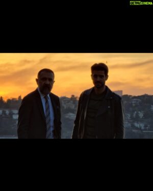 Ertuğrul Postoğlu Instagram - Nasıl başladı..Nasıl bitti..Birlikte çalıştığım beraber olduğum her andan keyif aldığım dost edindiğim kahvesini yudumladığım şemsiyesinde yağmurdan korunduğum ezberimde giyinmemde saçımda makyajımda ulaşımında yardım aldığım bu projeyi hayata geçiren anlam katan görünen görünmeyen güzel kalpli insanlar;Hepinize teşekkür ederim.Yollarımızın yine kesişeceğinden eminim.Şimdilik hoşçakalın.. @goldfilmyapim @masumiyetfox #sirmayanik #masumiyet
