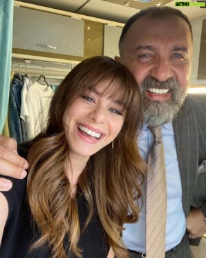 Ertuğrul Postoğlu Instagram - Nasıl başladı..Nasıl bitti..Birlikte çalıştığım beraber olduğum her andan keyif aldığım dost edindiğim kahvesini yudumladığım şemsiyesinde yağmurdan korunduğum ezberimde giyinmemde saçımda makyajımda ulaşımında yardım aldığım bu projeyi hayata geçiren anlam katan görünen görünmeyen güzel kalpli insanlar;Hepinize teşekkür ederim.Yollarımızın yine kesişeceğinden eminim.Şimdilik hoşçakalın.. @goldfilmyapim @masumiyetfox #sirmayanik #masumiyet
